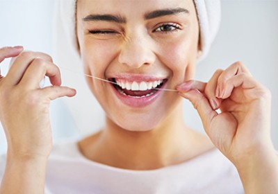 نخ دندان چیست؟ فوائد و مضرات + روش استفاده از آن